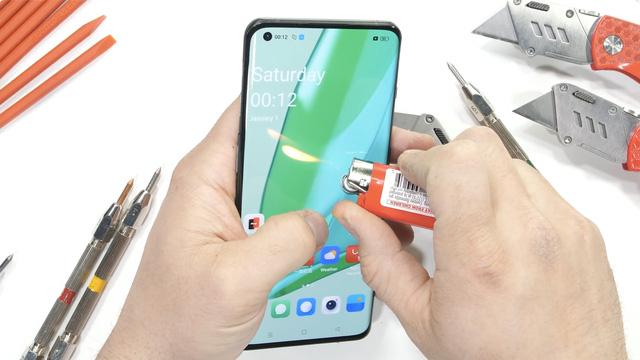 Kiểm chứng độ bền OnePlus 10 Pro và cái kết: Mỏng manh dễ vỡ, bẻ nhẹ là gãy - Ảnh 5. Kiểm chứng độ bền OnePlus 10 Pro và cái kết: Mỏng manh dễ vỡ, bẻ nhẹ là gãy - Ảnh 5.