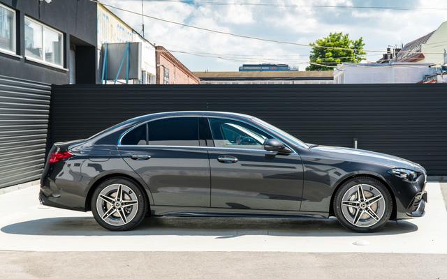 Mercedes-Benz C 300 2022 có giá đắt kỷ lục 2,399 tỷ đồng tại Việt Nam: Nhập khẩu giới hạn 200 xe, đe nẹt BMW 330i với option khủng - Ảnh 4.