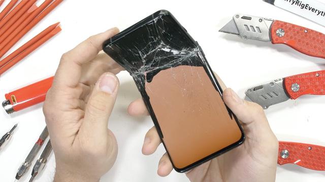 Kiểm chứng độ bền OnePlus 10 Pro và cái kết: Mỏng manh dễ vỡ, bẻ nhẹ là gãy - Ảnh 14. Kiểm chứng độ bền OnePlus 10 Pro và cái kết: Mỏng manh dễ vỡ, bẻ nhẹ là gãy - Ảnh 14.