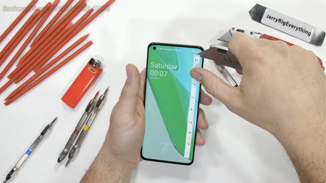 Kiểm chứng độ bền OnePlus 10 Pro và cái kết: Mỏng manh dễ vỡ, bẻ nhẹ là gãy - Ảnh 2. Kiểm chứng độ bền OnePlus 10 Pro và cái kết: Mỏng manh dễ vỡ, bẻ nhẹ là gãy - Ảnh 2.