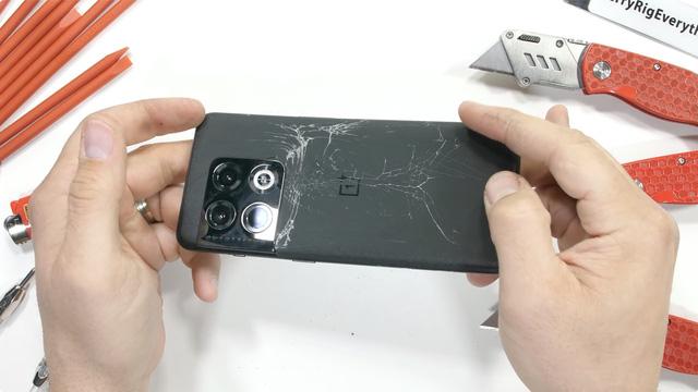 Kiểm chứng độ bền OnePlus 10 Pro và cái kết: Mỏng manh dễ vỡ, bẻ nhẹ là gãy - Ảnh 12. Kiểm chứng độ bền OnePlus 10 Pro và cái kết: Mỏng manh dễ vỡ, bẻ nhẹ là gãy - Ảnh 12.