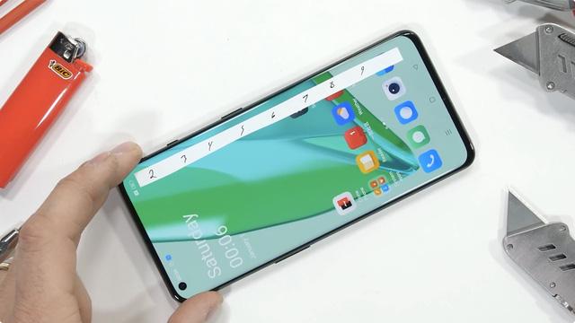 Kiểm chứng độ bền OnePlus 10 Pro và cái kết: Mỏng manh dễ vỡ, bẻ nhẹ là gãy - Ảnh 3. Kiểm chứng độ bền OnePlus 10 Pro và cái kết: Mỏng manh dễ vỡ, bẻ nhẹ là gãy - Ảnh 3.