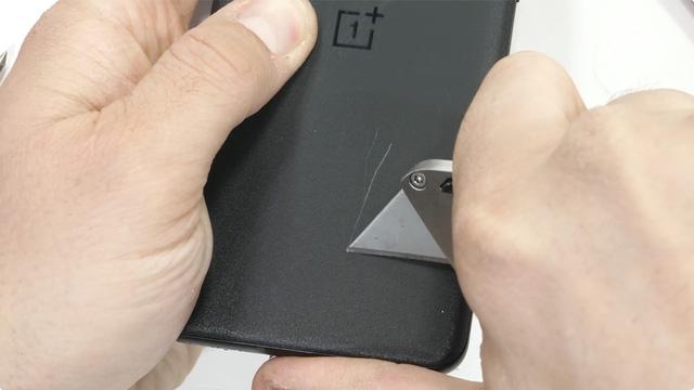 Kiểm chứng độ bền OnePlus 10 Pro và cái kết: Mỏng manh dễ vỡ, bẻ nhẹ là gãy - Ảnh 9. Kiểm chứng độ bền OnePlus 10 Pro và cái kết: Mỏng manh dễ vỡ, bẻ nhẹ là gãy - Ảnh 9.
