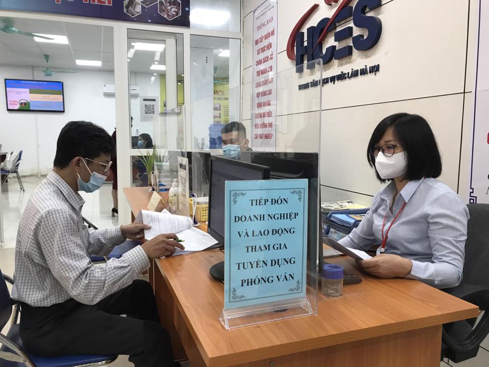 C&aacute;n bộ Trung t&acirc;m Dịch vụ việc l&agrave;m H&agrave; Nội tư vấn th&ocirc;ng tin t&igrave;m việc l&agrave;m cho người lao động tại phi&ecirc;n giao dịch việc l&agrave;m trực tuyến. Ảnh: Trần Oanh.&nbsp;