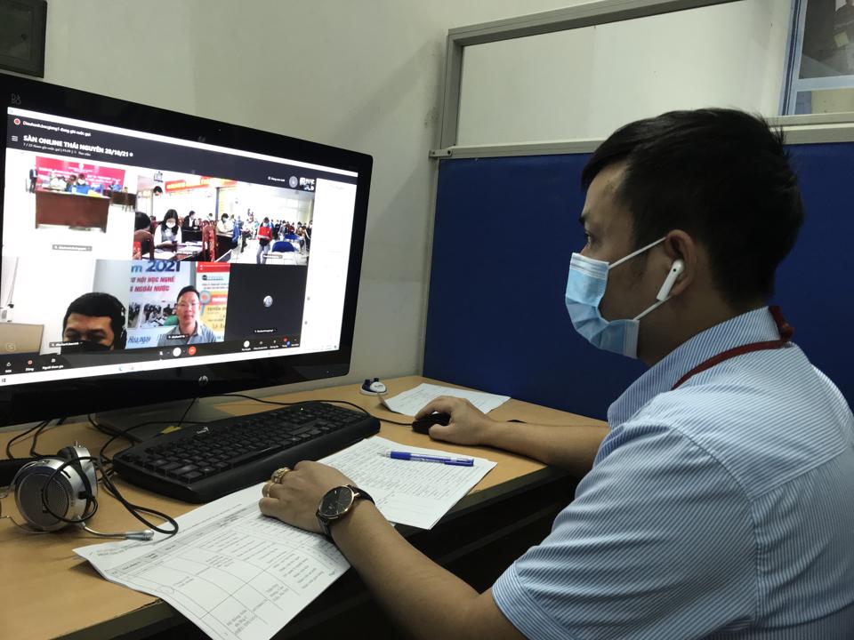 Doanh nghiệp tuyển dụng lao động trực tuyến tại S&agrave;n giao dịch việc l&agrave;m H&agrave; Nội. Ảnh: Trần Oanh.