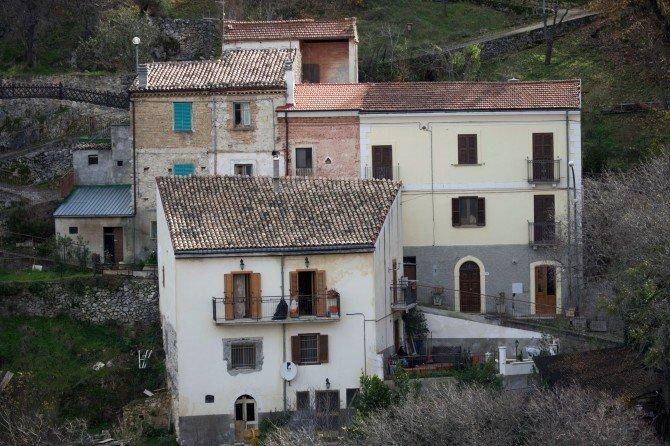 Chi phí phát sinh cho những ngôi nhà 1 USD không hề rẻ.