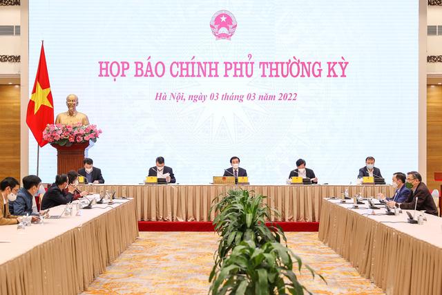 Thủ tướng yêu cầu nghiên cứu một số chính sách về thuế, phí để giảm chi phí đầu vào cho sản xuất - Ảnh 1.