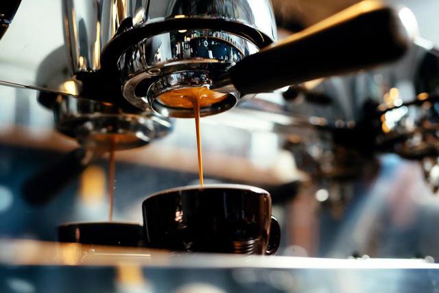 Tại sao khi khởi nghiệp, nhiều bạn trẻ thường nghĩ đến mở quán cafe? Vì tưởng dễ!: Quan điểm gây tranh cãi khắp CĐM, người gật gù đồng tình, kẻ than trời vì khó nhưng search Google vẫn ra 12 triệu lượt kết quả - Ảnh 1. Tại sao khi khởi nghiệp, nhiều bạn trẻ thường nghĩ đến mở quán cafe? Vì tưởng dễ!: Quan điểm gây tranh cãi khắp CĐM, người gật gù đồng tình, kẻ than trời vì khó nhưng search Google vẫn ra 12 triệu lượt kết quả - Ảnh 1.
