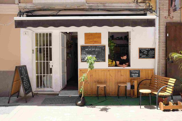 Tại sao khi khởi nghiệp, nhiều bạn trẻ thường nghĩ đến mở quán cafe? Vì tưởng dễ!: Quan điểm gây tranh cãi khắp CĐM, người gật gù đồng tình, kẻ than trời vì khó nhưng search Google vẫn ra 12 triệu lượt kết quả - Ảnh 2. Tại sao khi khởi nghiệp, nhiều bạn trẻ thường nghĩ đến mở quán cafe? Vì tưởng dễ!: Quan điểm gây tranh cãi khắp CĐM, người gật gù đồng tình, kẻ than trời vì khó nhưng search Google vẫn ra 12 triệu lượt kết quả - Ảnh 2.