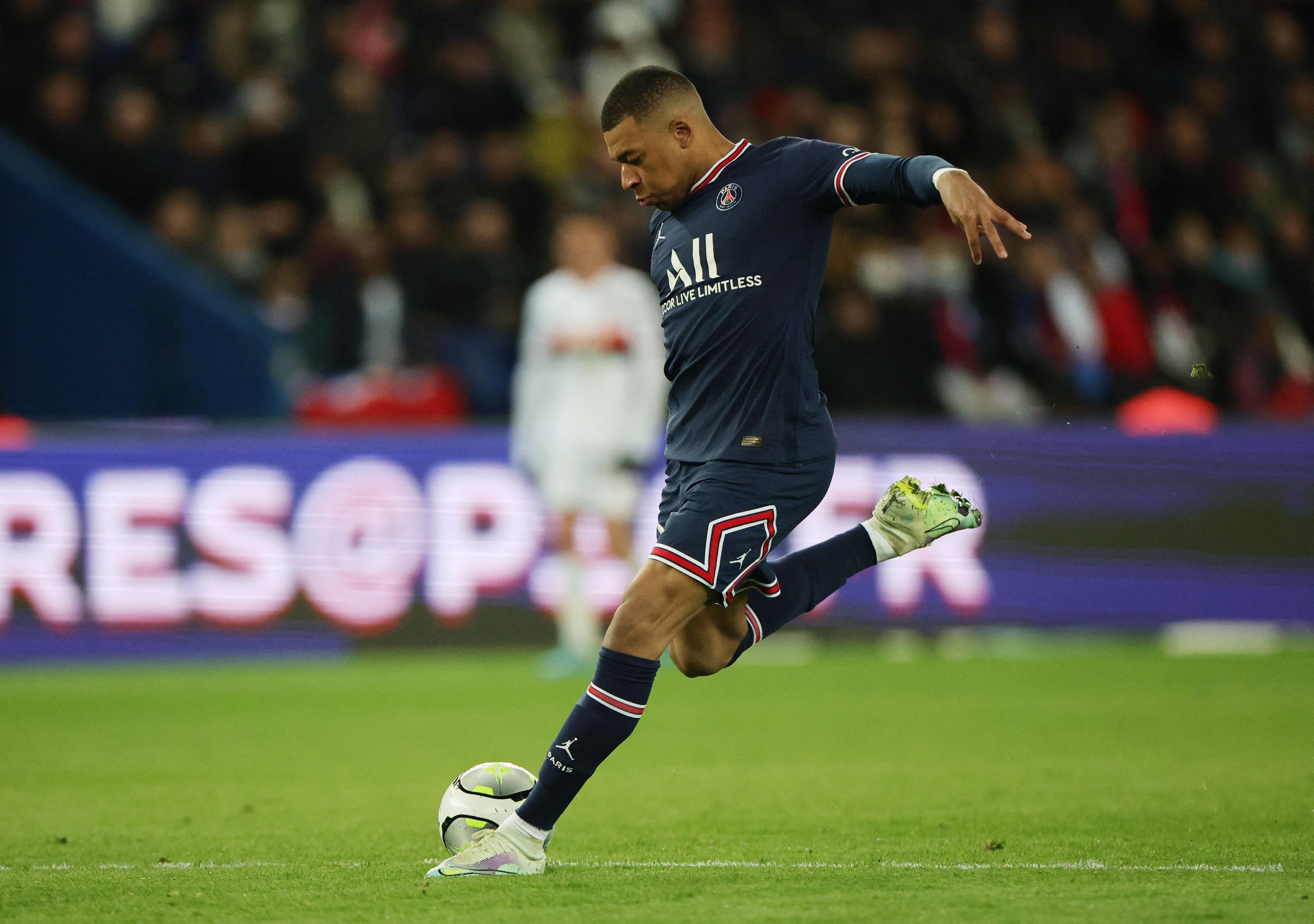 Mbappe có thể ở lại PSG ảnh 1 Mbappe đã góp công vào 30 bàn cho PSG ở mùa này. Ảnh: Reuters.