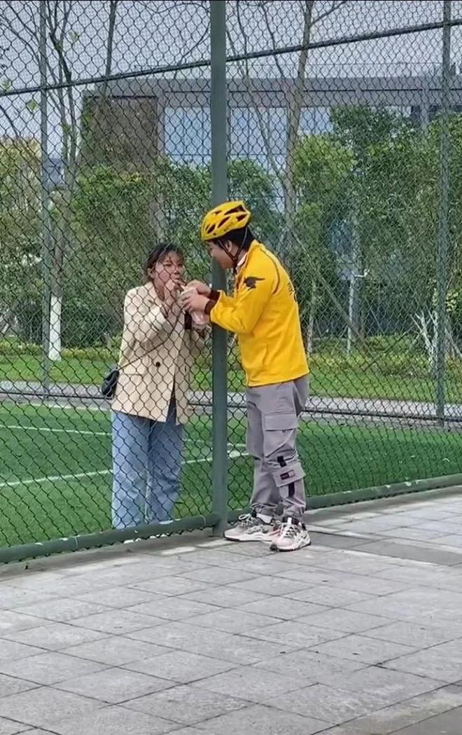 Cảnh tượng dễ thương như phim ngôn tình!