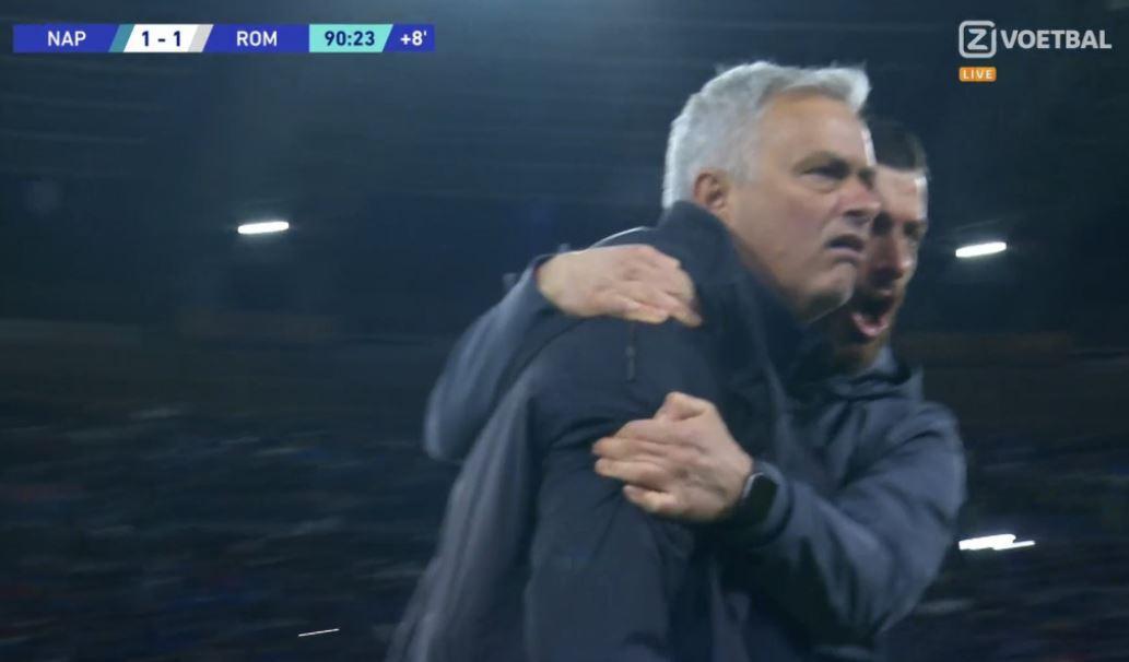 Mourinho ăn mừng đầy khiêu khích sau khi Roma có bàn gỡ.