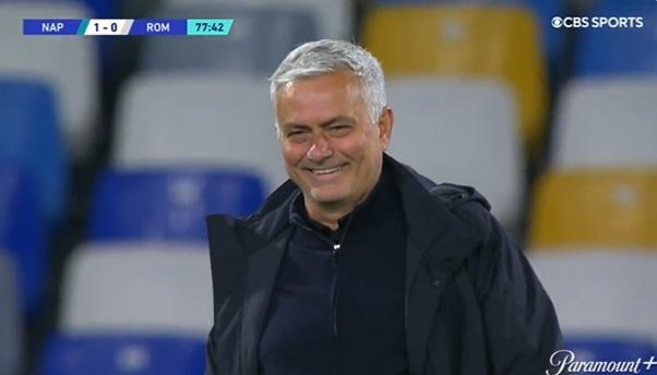 Phản ứng của Mourinho khi học trò nhận thẻ đỏ.