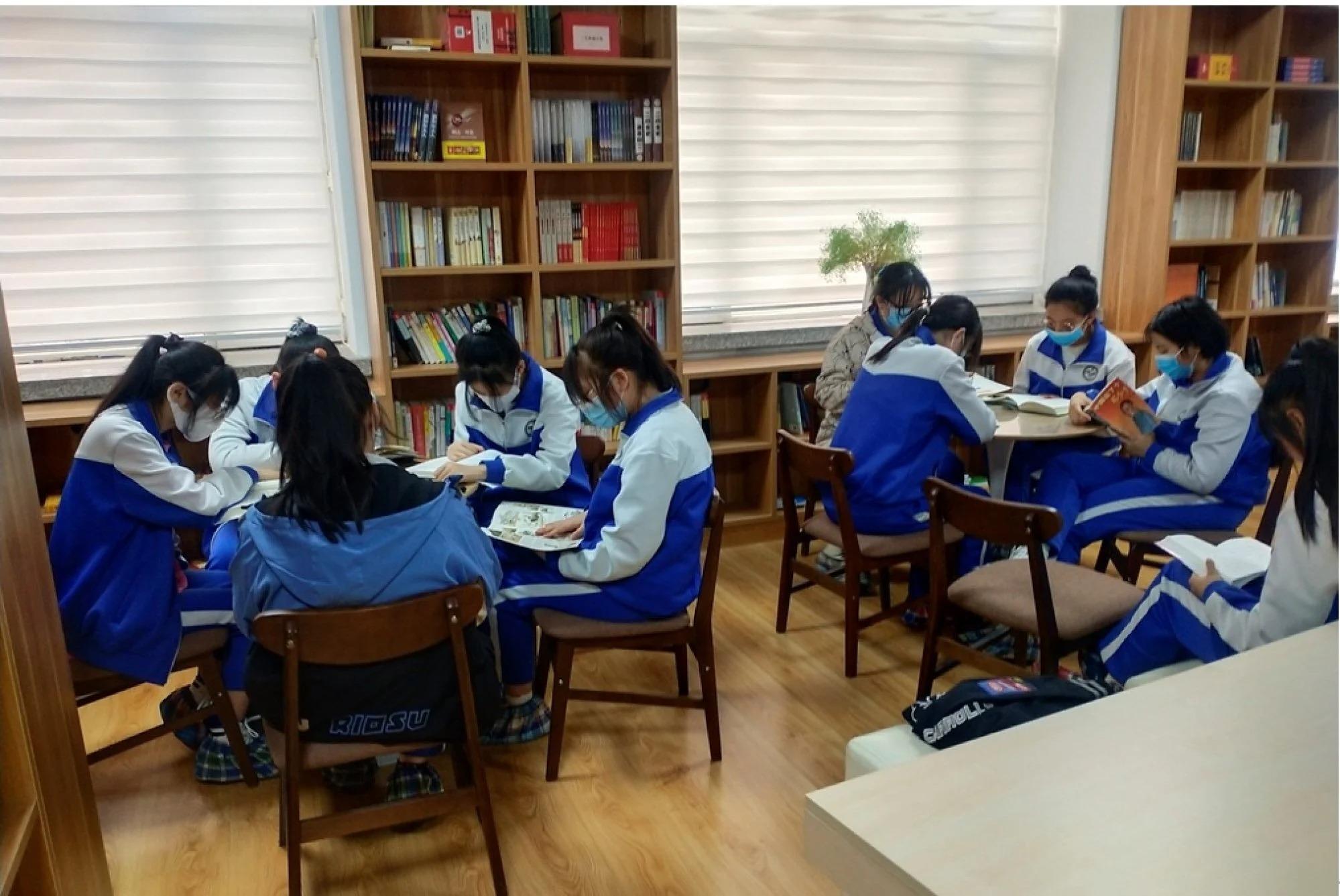 Chính quyền địa phương ở Tuy Hóa đã ra lệnh cho nhà trường cho phép học sinh bị đuổi học được quay trở lại. Ảnh: QQ.com.