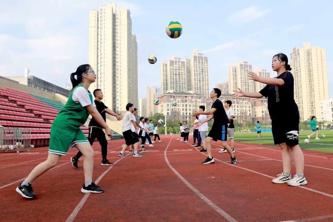 Một trường trung học ở Trung Quốc đang chìm trong tình trạng "nước sôi lửa bỏng" sau khi có quyết định đuổi học một học sinh có cha mẹ đi du lịch bên ngoài thành phố. Ảnh: Xinhua.