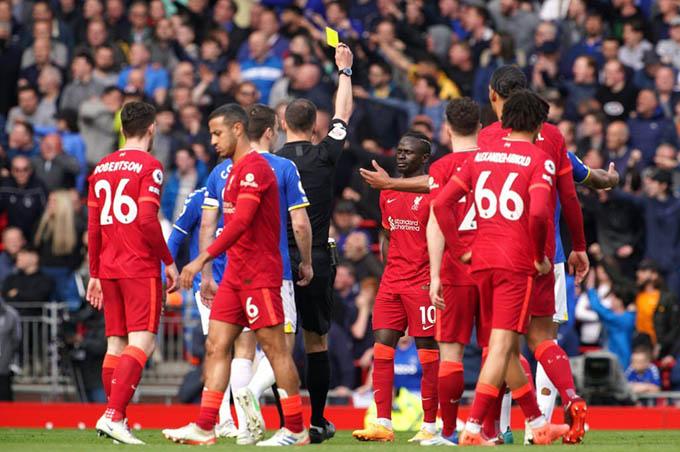 Mane may mắn không phải trả giá vì hành động với Holgate.
