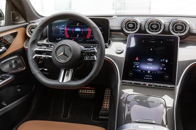 Mercedes-Benz C-Class 2022 vừa ra mắt tại Việt Nam nhưng phiên bản hiệu suất cao C53 đã lộ diện, có trở thành món ngon cho người yêu xe thể thao? - Ảnh 2. Mercedes-Benz C-Class 2022 vừa ra mắt tại Việt Nam nhưng phiên bản hiệu suất cao C53 đã lộ diện, có trở thành món ngon cho người yêu xe thể thao? - Ảnh 2.