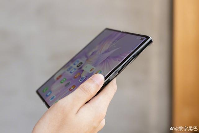 Ảnh thực tế Huawei Mate XS 2 với thiết kế mới, phần cứng lỗi thời, giá cao - Ảnh 6. Ảnh thực tế Huawei Mate XS 2 với thiết kế mới, phần cứng lỗi thời, giá cao - Ảnh 6.