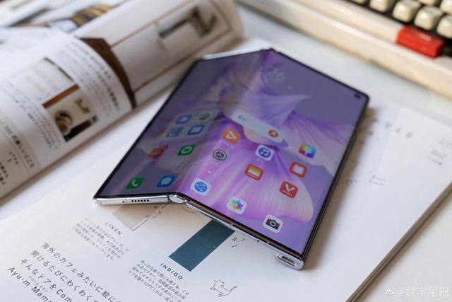 Ảnh thực tế Huawei Mate XS 2 với thiết kế mới, phần cứng lỗi thời, giá cao - Ảnh 4. Ảnh thực tế Huawei Mate XS 2 với thiết kế mới, phần cứng lỗi thời, giá cao - Ảnh 4.