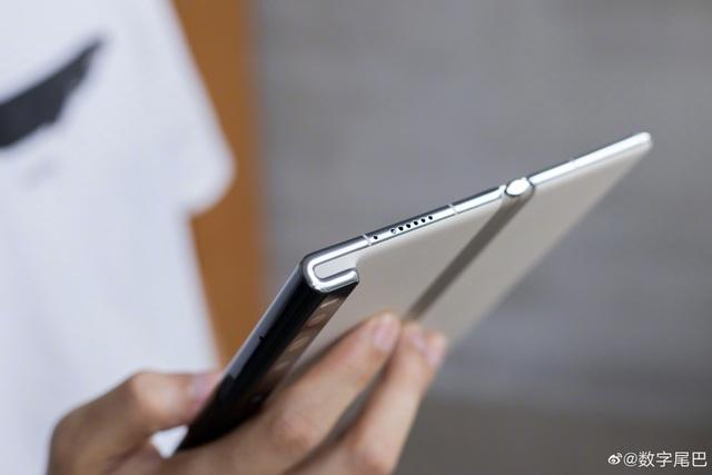 Ảnh thực tế Huawei Mate XS 2 với thiết kế mới, phần cứng lỗi thời, giá cao - Ảnh 7. Ảnh thực tế Huawei Mate XS 2 với thiết kế mới, phần cứng lỗi thời, giá cao - Ảnh 7.