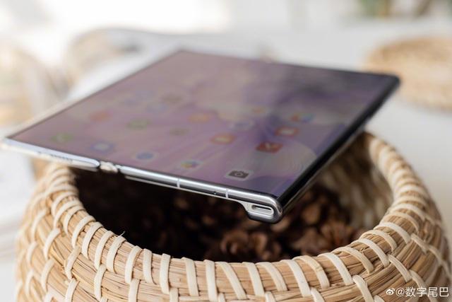 Ảnh thực tế Huawei Mate XS 2 với thiết kế mới, phần cứng lỗi thời, giá cao - Ảnh 8. Ảnh thực tế Huawei Mate XS 2 với thiết kế mới, phần cứng lỗi thời, giá cao - Ảnh 8.