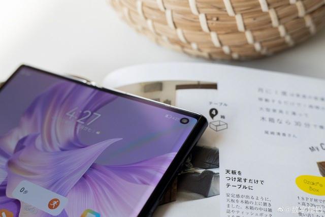 Ảnh thực tế Huawei Mate XS 2 với thiết kế mới, phần cứng lỗi thời, giá cao - Ảnh 5. Ảnh thực tế Huawei Mate XS 2 với thiết kế mới, phần cứng lỗi thời, giá cao - Ảnh 5.