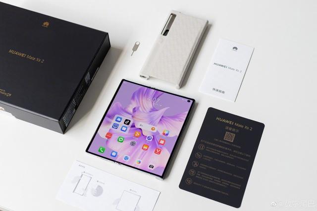 Ảnh thực tế Huawei Mate XS 2 với thiết kế mới, phần cứng lỗi thời, giá cao - Ảnh 2. Ảnh thực tế Huawei Mate XS 2 với thiết kế mới, phần cứng lỗi thời, giá cao - Ảnh 2.