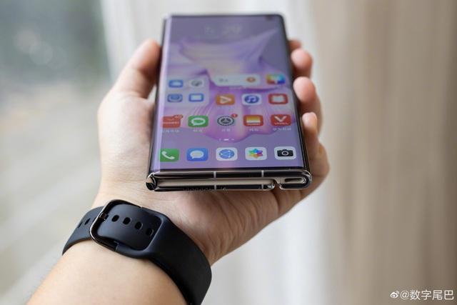 Ảnh thực tế Huawei Mate XS 2 với thiết kế mới, phần cứng lỗi thời, giá cao - Ảnh 10. Ảnh thực tế Huawei Mate XS 2 với thiết kế mới, phần cứng lỗi thời, giá cao - Ảnh 10.