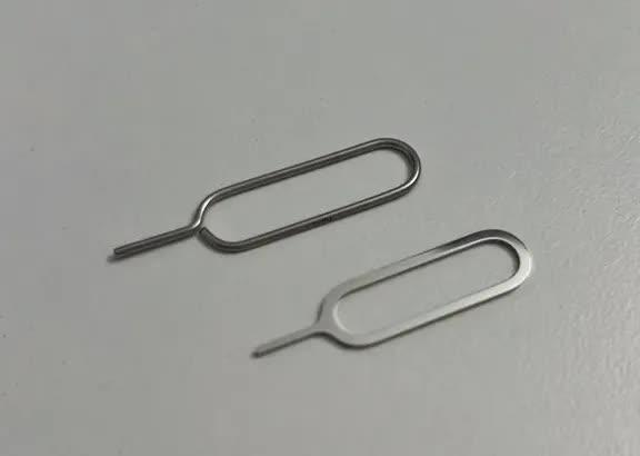 Trò lố của Apple, tách riêng que chọc sim để bán, giá tận 100 nghìn - Ảnh 3.