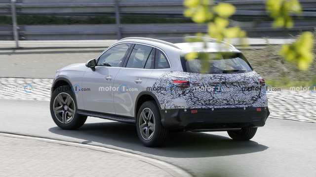 Mercedes-Benz GLC 2023 lộ diện rõ nét hơn: Nhiều điểm tương đồng C-Class, đánh lái bánh sau như S-Class, sẵn sàng ra mắt phủ đầu BMW X3 - Ảnh 1. Mercedes-Benz GLC 2023 lộ diện rõ nét hơn: Nhiều điểm tương đồng C-Class, đánh lái bánh sau như S-Class, sẵn sàng ra mắt phủ đầu BMW X3 - Ảnh 1.