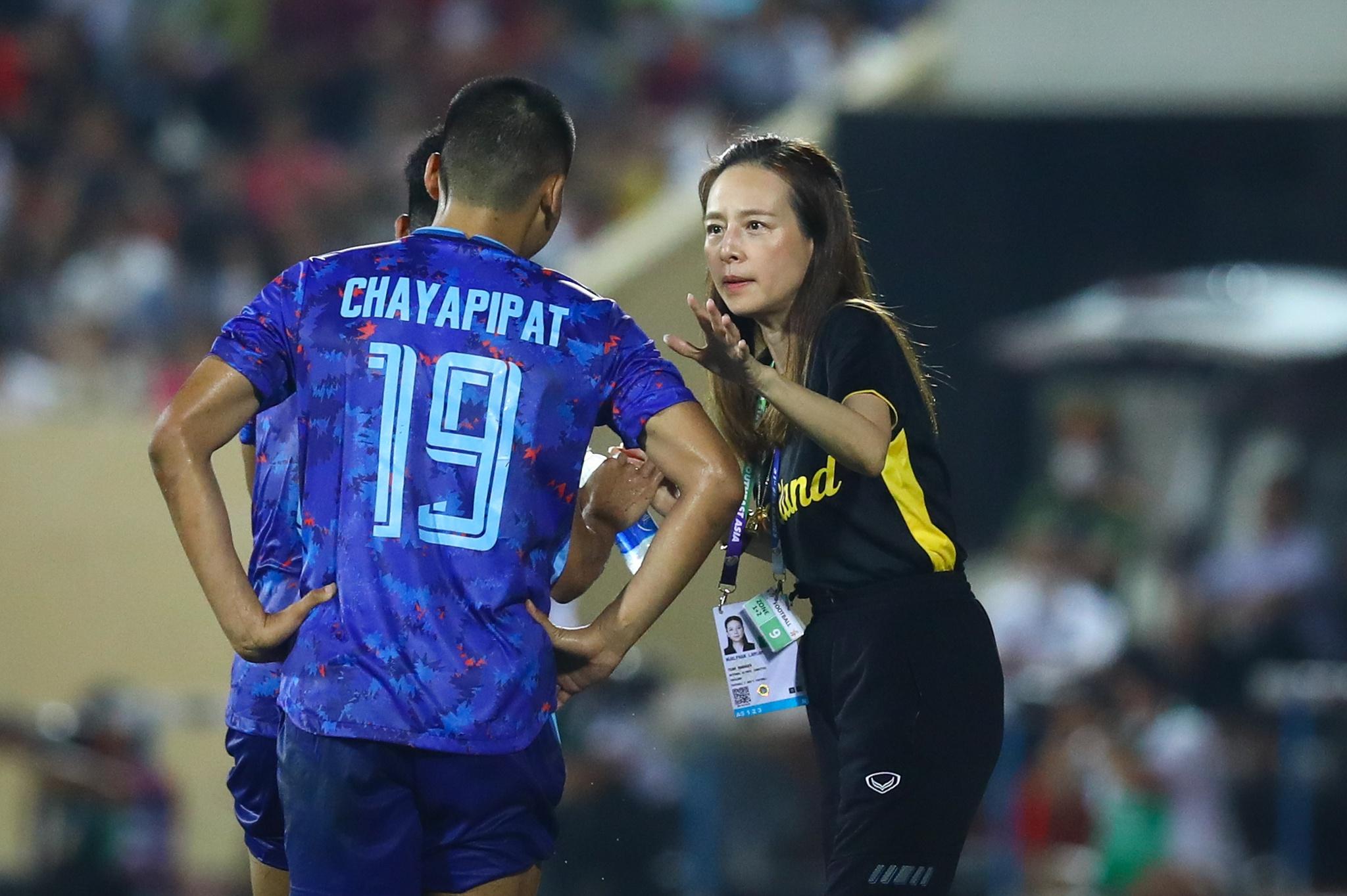 U23 Thái Lan ảnh 1 Madam Pang trong trận thắng của U23 Thái Lan trước Singapore. Ảnh: Minh Chiến.