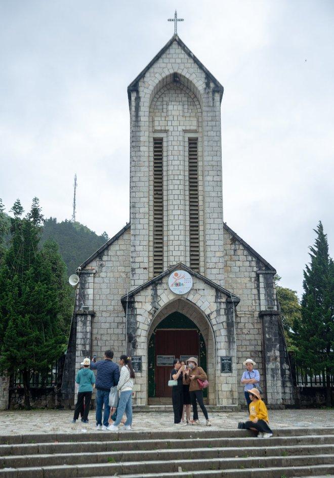 Sa Pa chuyển rét đậm giữa tháng 5, nhiều du khách thích thú trải nghiệm phố núi yên bình - Ảnh 11. Sa Pa chuyển rét đậm giữa tháng 5, nhiều du khách thích thú trải nghiệm phố núi yên bình - Ảnh 11.