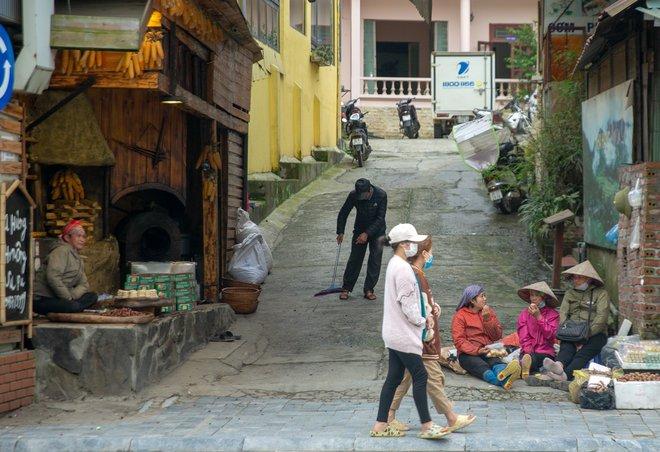 Sa Pa chuyển rét đậm giữa tháng 5, nhiều du khách thích thú trải nghiệm phố núi yên bình - Ảnh 8. Sa Pa chuyển rét đậm giữa tháng 5, nhiều du khách thích thú trải nghiệm phố núi yên bình - Ảnh 8.