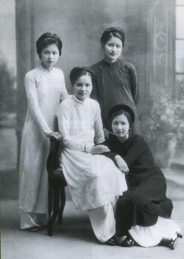 Chân dung cô Bính Hàng Đẫy: Tiểu thư giàu có bậc nhất của Tứ đại mỹ nhân Hà Thành xưa, bố mẹ yêu chiều ăn miếng gà, thưởng nhẫn kim cương, hồng nhan không bạc mệnh - Ảnh 2. Chân dung cô Bính Hàng Đẫy: Tiểu thư giàu có bậc nhất của Tứ đại mỹ nhân Hà Thành xưa, bố mẹ yêu chiều ăn miếng gà, thưởng nhẫn kim cương, hồng nhan không bạc mệnh - Ảnh 2.