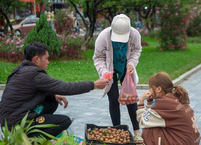 Sa Pa chuyển rét đậm giữa tháng 5, nhiều du khách thích thú trải nghiệm phố núi yên bình - Ảnh 9. Sa Pa chuyển rét đậm giữa tháng 5, nhiều du khách thích thú trải nghiệm phố núi yên bình - Ảnh 9.