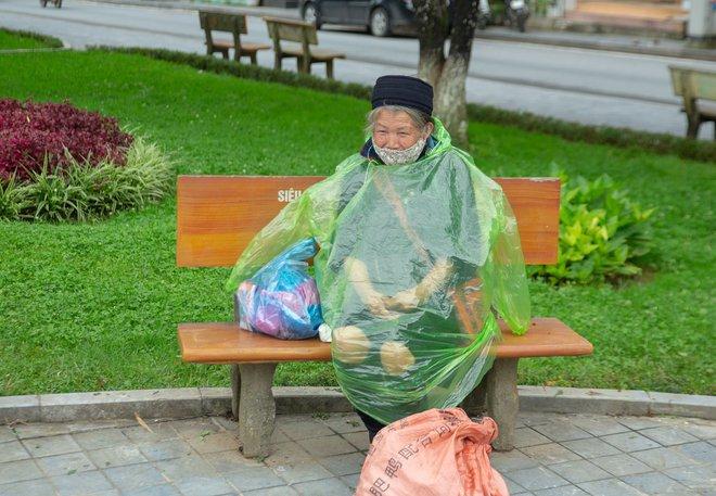 Sa Pa chuyển rét đậm giữa tháng 5, nhiều du khách thích thú trải nghiệm phố núi yên bình - Ảnh 7. Sa Pa chuyển rét đậm giữa tháng 5, nhiều du khách thích thú trải nghiệm phố núi yên bình - Ảnh 7.