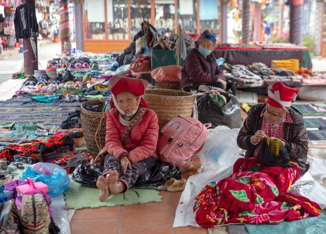 Sa Pa chuyển rét đậm giữa tháng 5, nhiều du khách thích thú trải nghiệm phố núi yên bình - Ảnh 6. Sa Pa chuyển rét đậm giữa tháng 5, nhiều du khách thích thú trải nghiệm phố núi yên bình - Ảnh 6.
