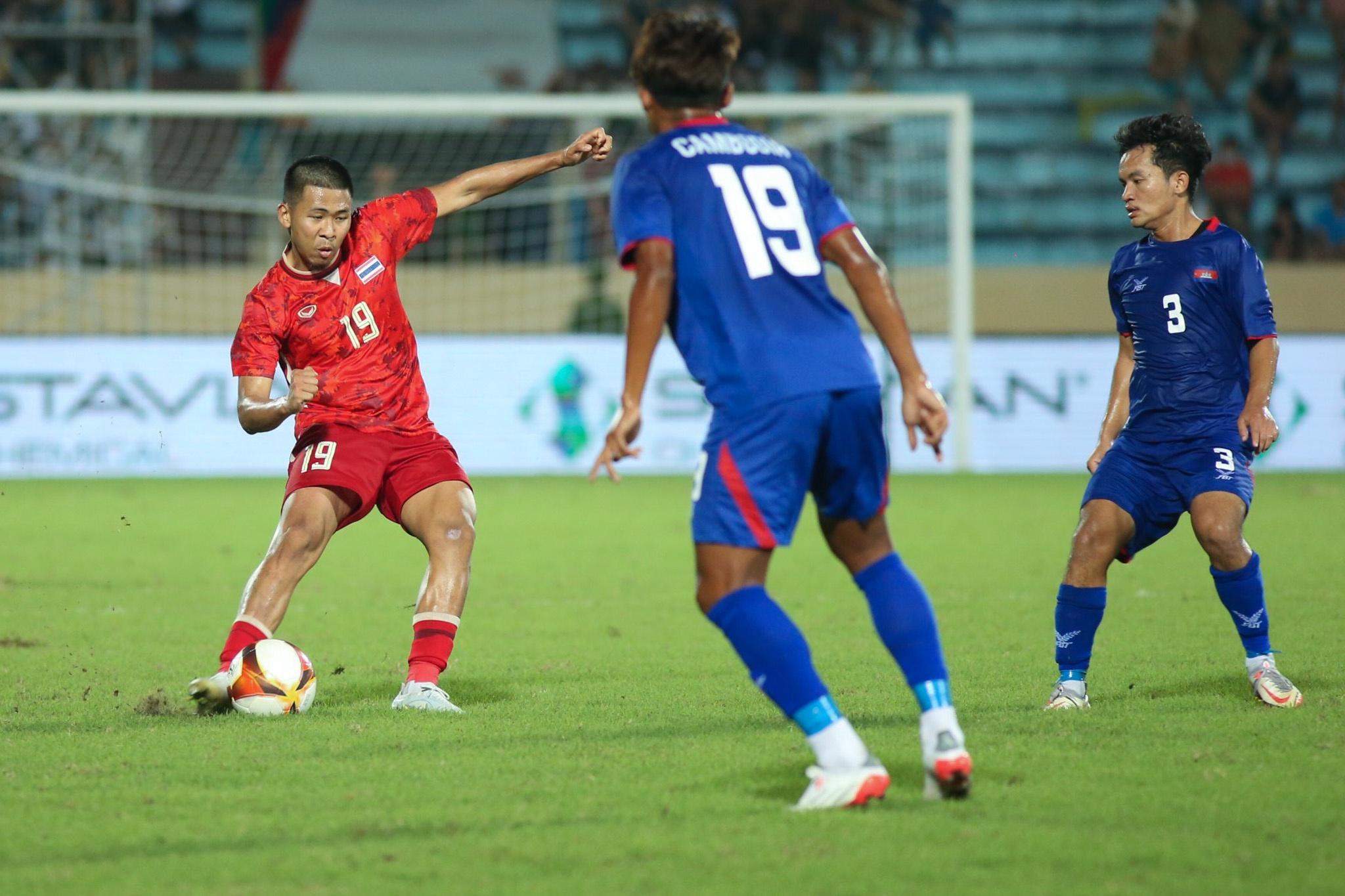 Chayapipat giỏi đánh chặn nhưng cũng có khả năng phát động tấn công khá tốt. Ảnh: Nguyên Khang.