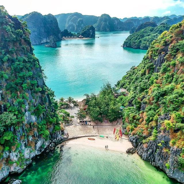 Giữa lòng Hải Phòng có một hòn đảo sở hữu 2 mặt biển, nước xanh biếc chẳng khác gì Maldives phiên bản Việt Nam - Ảnh 1. Giữa lòng Hải Phòng có một hòn đảo sở hữu 2 mặt biển, nước xanh biếc chẳng khác gì Maldives phiên bản Việt Nam - Ảnh 1.