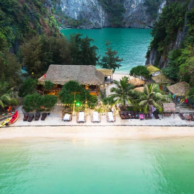 Giữa lòng Hải Phòng có một hòn đảo sở hữu 2 mặt biển, nước xanh biếc chẳng khác gì Maldives phiên bản Việt Nam - Ảnh 2. Giữa lòng Hải Phòng có một hòn đảo sở hữu 2 mặt biển, nước xanh biếc chẳng khác gì Maldives phiên bản Việt Nam - Ảnh 2.