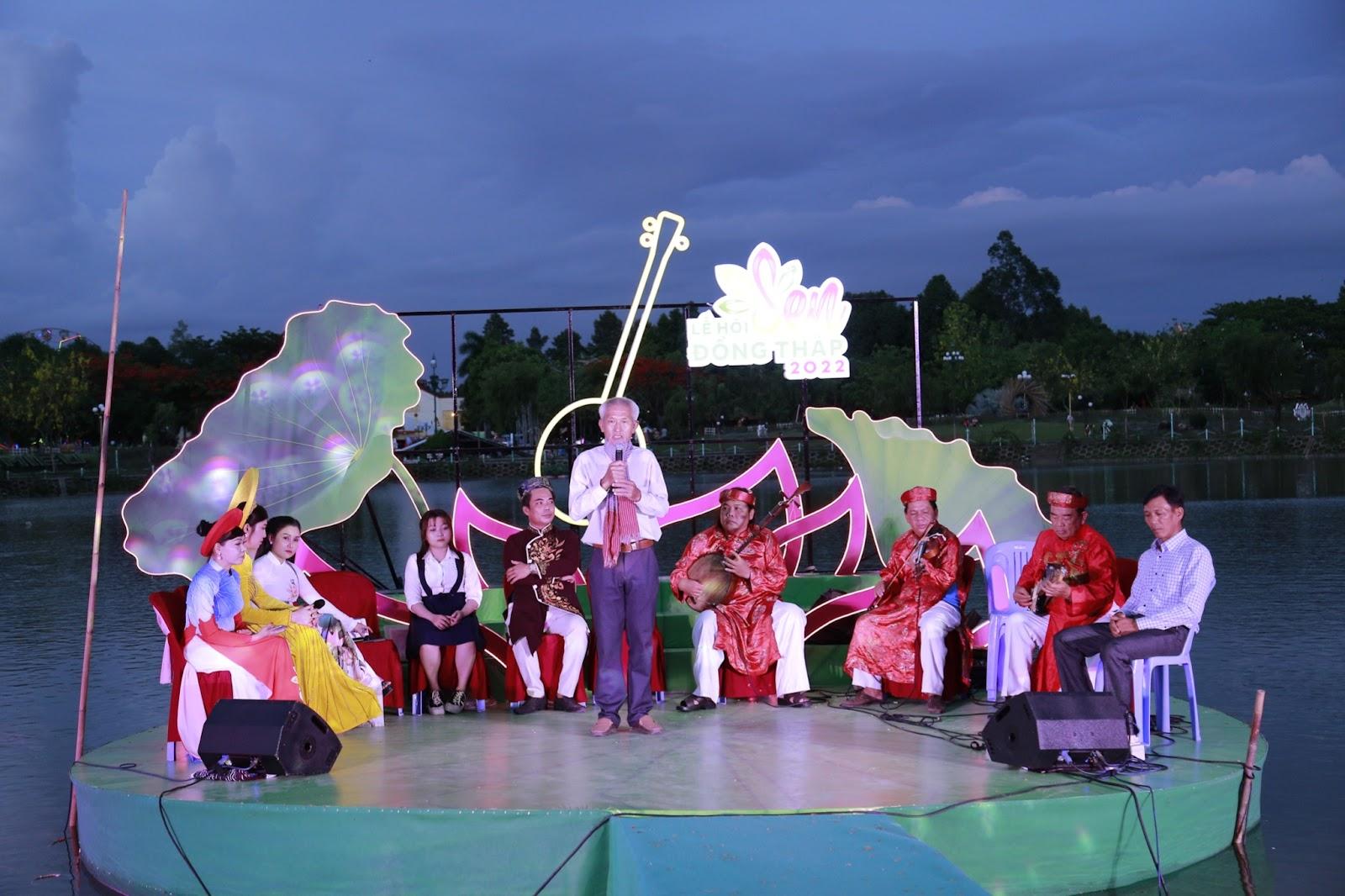 Lễ hội Sen Đồng Tháp thu hút hàng ngàn lượt du khách mỗi ngày - Ảnh 2. Lễ hội Sen Đồng Tháp thu hút hàng ngàn lượt du khách mỗi ngày - Ảnh 2.