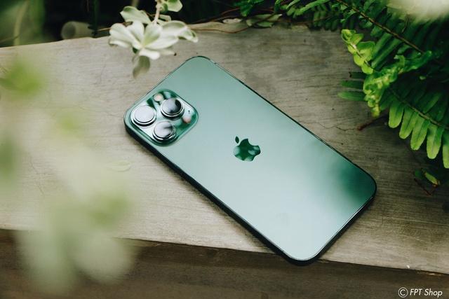 FPT Shop nhân đôi bảo hành iPhone 13 Pro Max mừng bóng đá Việt Nam giành cú đúp huy chương vàng tại SEA Games 31 - Ảnh 1.