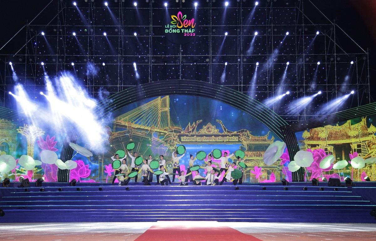 Lễ hội Sen Đồng Tháp thu hút hàng ngàn lượt du khách mỗi ngày - Ảnh 1. Lễ hội Sen Đồng Tháp thu hút hàng ngàn lượt du khách mỗi ngày - Ảnh 1.
