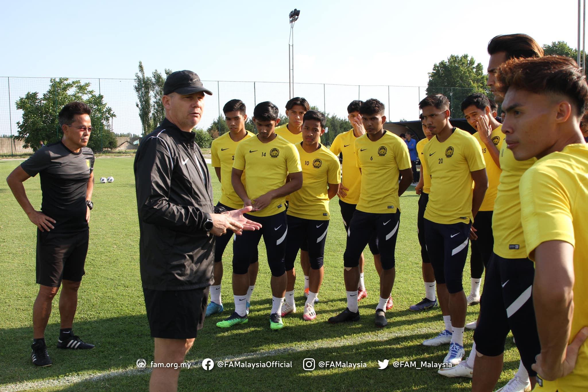 Buổi tập đầu tiên của U23 Malaysia khi đến Uzbekistan. Ảnh: FAM.