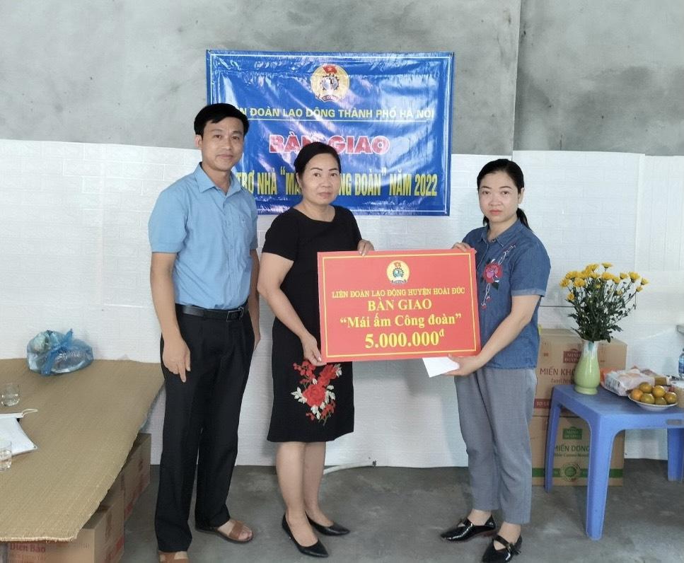 Bàn giao “Mái ấm Công đoàn” cho đoàn viên khó khăn huyện Hoài Đức