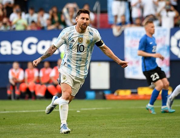 Cristiano Ronaldo ghi 5 bàn ở 3 lần đối đầu Estonia, trong khi Messi chỉ cần 90 phút để san bằng thành tích này.