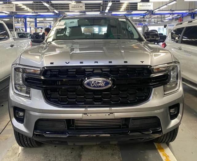 Đại lý báo giá dự kiến Ford Everest 2023 tại Việt Nam: Từ 1,075 tỷ đồng, 4 phiên bản, áp lực cho Fortuner và Santa Fe - Ảnh 2. Đại lý báo giá dự kiến Ford Everest 2023 tại Việt Nam: Từ 1,075 tỷ đồng, 4 phiên bản, áp lực cho Fortuner và Santa Fe - Ảnh 2.