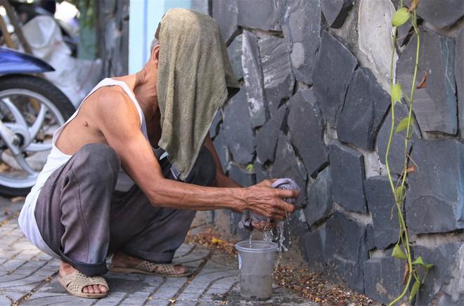 Ảnh: Người lao động vật vã mưu sinh dưới cái nắng đổ lửa ở Đà Nẵng - Ảnh 6.