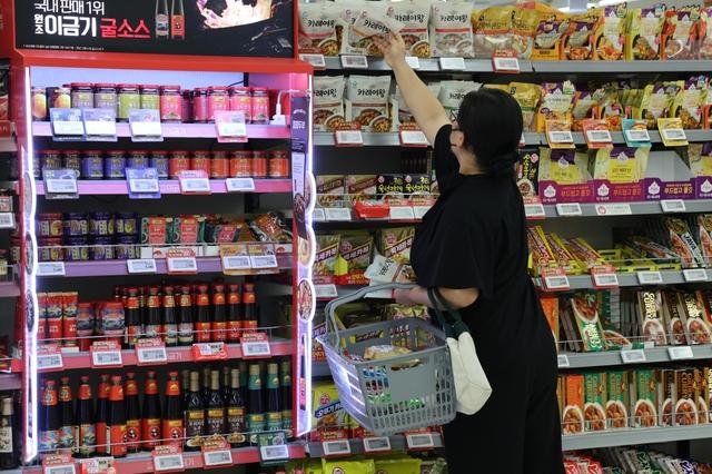 Giới trẻ Hàn đua nhau thực hiện thử thách không tiêu tiền đến mức tự cô lập bản thân - Ảnh 1. Giới trẻ Hàn đua nhau thực hiện thử thách không tiêu tiền đến mức tự cô lập bản thân - Ảnh 1.