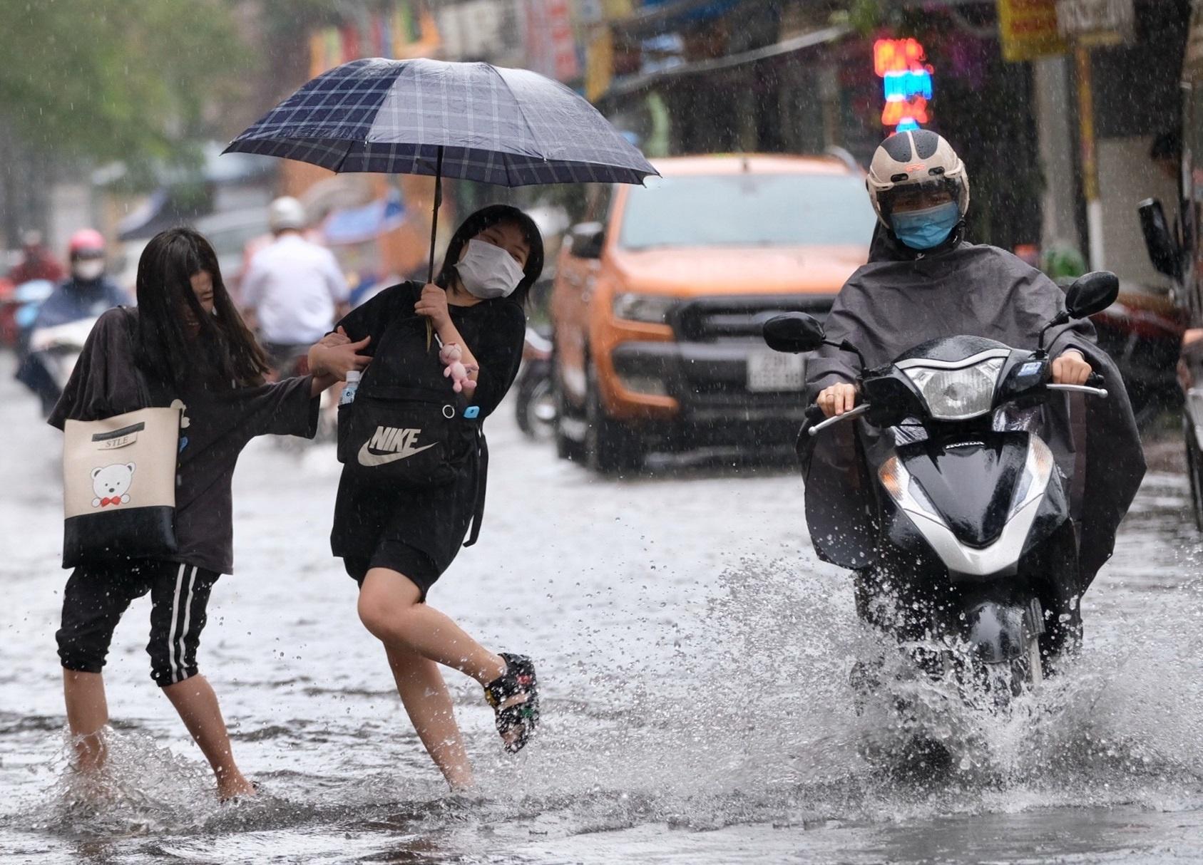 Ngày 4-5/8, thời tiết nhiều vùng trên cả nước diễn biến xấu khi mưa dông xuất hiện. Ảnh: Phạm Thắng.